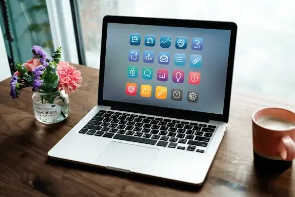 laptop-wooden-table